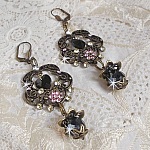 BO Irr&eacute;sistible Passion mont&eacute;es sur dormeuses Fleur de Lys Bronze Laiton avec cristaux, gouttes facett&eacute;es, c&oelig;urs, cabochons, coupelles fleurs filigran&eacute;es et coupelles &eacute;toiles